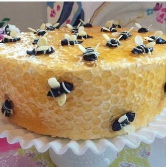 Bee Hive Cake Could Do This With Bubble Wrap Bee Cakes Bee Hive