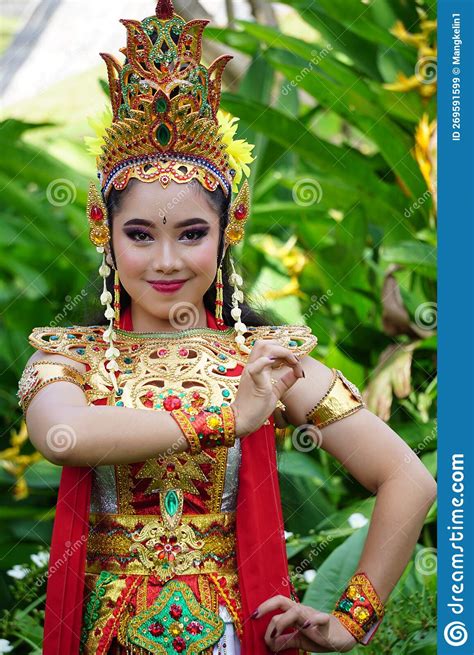 Indonesian Traditional Dancers With Traditional Clothes Editorial Stock