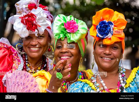 Tres Bellezas Cubanas En Las Calles De La Habana Vieja Con Sus