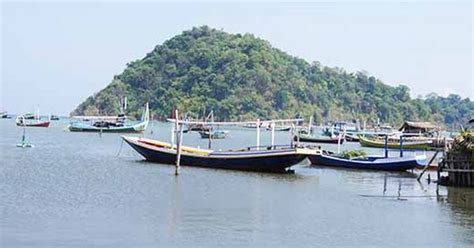 Gresik adalah salah satu kota industri di provinsi jawa timur yang terkenal dengan semennya. Pantai Cemara Tuban - updatetiket.com