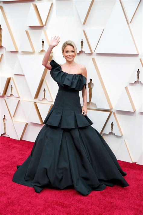Although she wore a ratted black wig for her role, offscreen. Oscars 2020: Kelly Ripa Wore Full Body Makeup - More of course