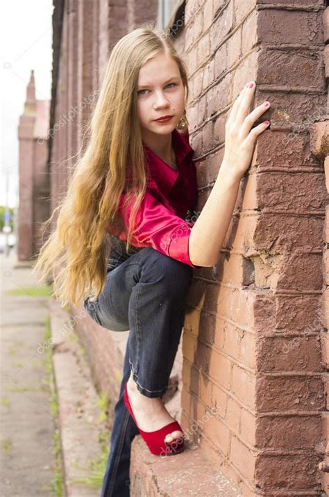 Young Female Teen Girl Pose Against A Brick Wall — Stock Free Download Nude Photo Gallery