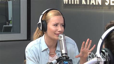 Iggy Azalea Tells Ryan Seacrest About Papa Johns Delivery Man Giving Out Her Number Daily Mail