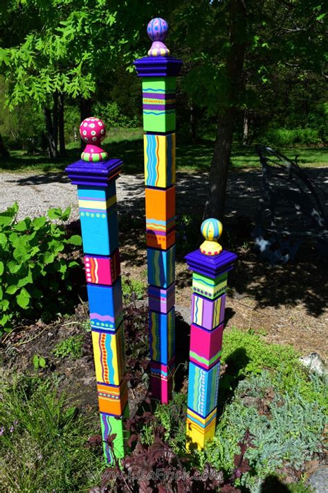 Garden Totems 28 Design Ideas In Glass Ceramic Mosaic And Wood