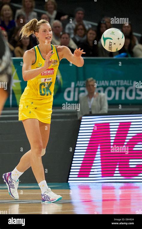 Melbourne Australia 8th October 2014 Laura Geitz Of The Australian Diamonds Passes The Ball
