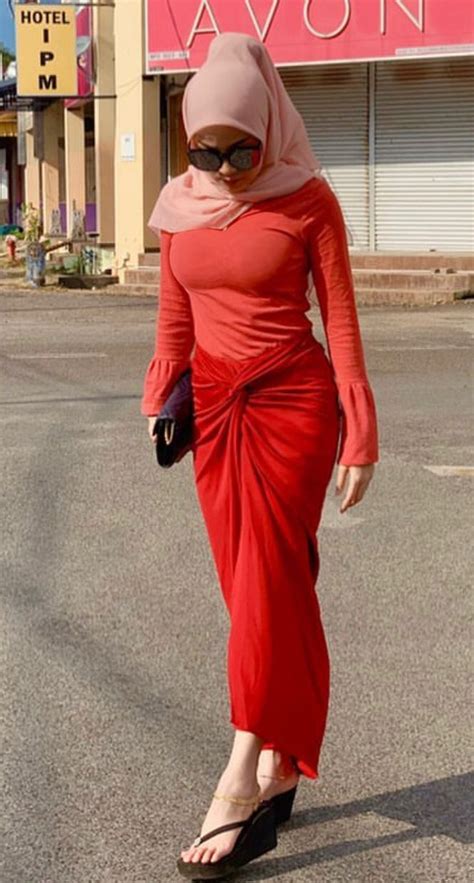 El Rojo Le Hace Honor A Su Figura Arab Girls Hijab Girl Hijab Muslim Girls Beautiful Muslim