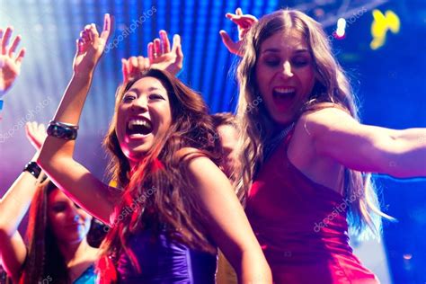 Fiesta Gente Bailando En La Discoteca O Club — Foto De Stock 79224146