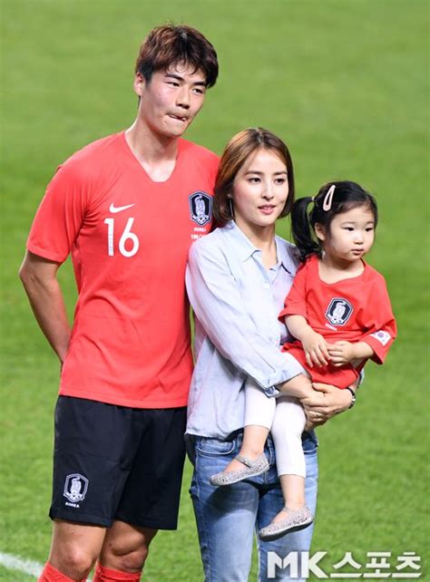 Mlbpark 센추리클럽 가입한 기성용.jpg 1068일 반 전 · mlbpark. 어제 기성용 한혜진 가족 : 네모판