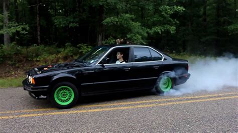 Straight Piped Bmw E34 525i Big Burnout Youtube