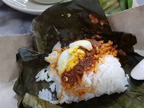 Nasi lemak is the de facto national dish of malaysia. 青蛙生活点滴 Froggy's Bits of Life: 椰漿飯配黑咖啡 Nasi Lemak plus Kopi ...