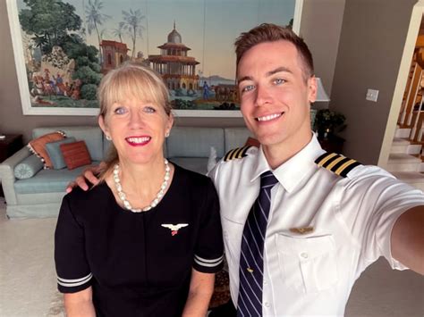 United Pilot Honors Flight Attendant Mom In Passenger Speech