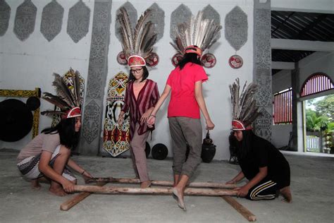 Mengenal Suku Dayak Asli Kalimantan Nasional Katadata Co Id The Best