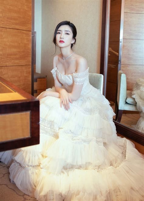 Jiang Shus Pure White Tube Top Dress Appeared At The Light Gathering