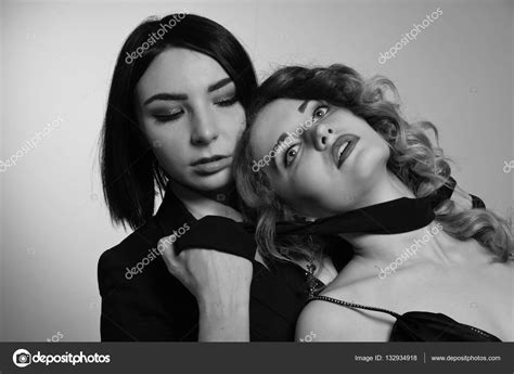 Hitwoman 黒いスカーフによって美しい若い女性の首を絞めてください。 — ストック写真 © Demian 132934918