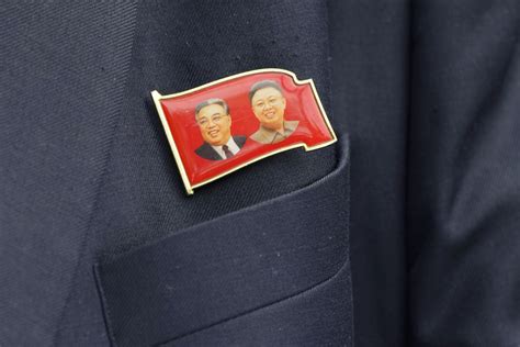 북한의 전직 지도자들이 한때 소중히 여겼던 옷깃 핀이 이제 싸게 팔린다 Radio Free Asia Memespower
