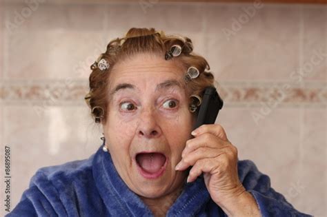 Old Lady With Curlers Surprised On The Phone Stockfotos Und