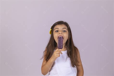 linda menina criança garotinha chupando picolé sobre fundo isolado branco [download] designi