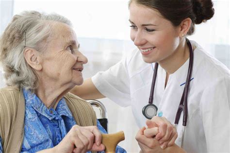 Cuidadores De Ancianos El Nexo Entre En Entorno Medico Y El Paciente