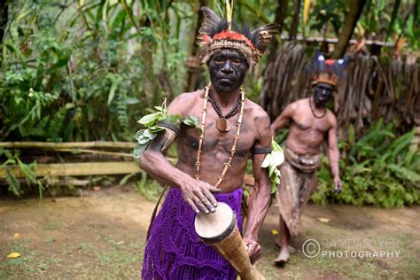 Papua new guinea has several thousand separate communities, most with only a few hundred people. Chimbu people of Goraka Highlands, Papua New Guinea ...