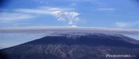 122 000 evacuated near bali volcano
