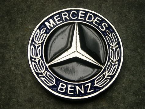 The Mercedes Benz Logo Is Shown In This Image