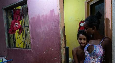 Nas Favelas Moradores Passam Fome E Começam A Sair às Ruas Em 2020 Favelas Amazonas Brasil