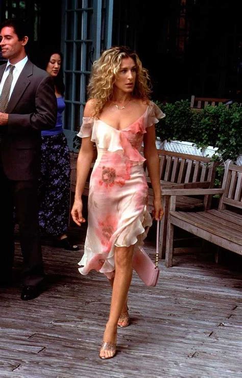 10 incredible carrie bradshaw fashion moments carrie bradshaw outfits carrie bradshaw style