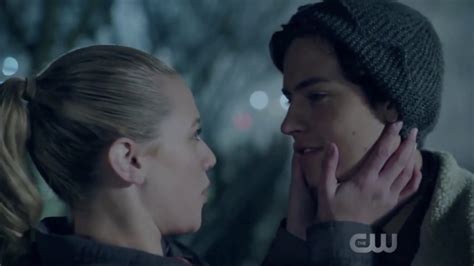 Riverdale Jughead And Betty First Kiss Champion Tv Show