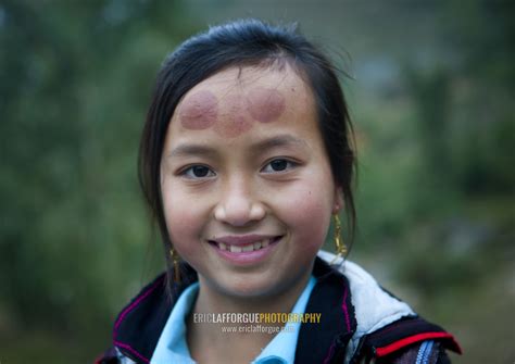 eric-lafforgue-photography-black-hmong-girl-with-tattoos-on-the-forehead,-sapa,-vietnam