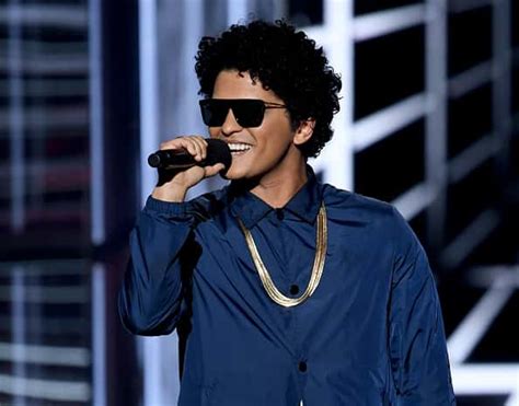 Bruno Mars Ts His Entire Band 55k Watches Photo 1075 Wbls