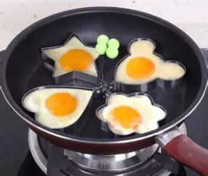 Goreng telur menjadi dadar tipis, gulirkan penggorengan ke kiri dan ke kanan agar telur tersebar merata dan membentuk satu lapisan tipis. 7 Cetakan Telur Terbaik Goreng dan Rebus - Bicara Produk
