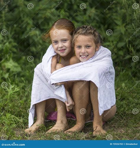 Två Stygga Små Flickor Som Sitter På Stranden I En Handduk Efter Ett