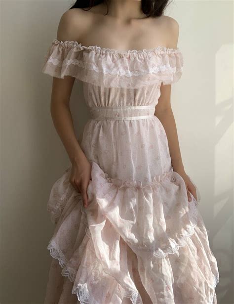 this is an incredible vintage circa 1970s gunne sax dress with a tiered ruffle skirt and off the