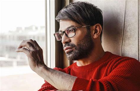 Di poche ore fa è la notizia della presenza di un noto opinionista televisivo recatosi in clinica per un trattamento estetico. Gianni Sperti ha fatto coming out? Arriva la sua risposta