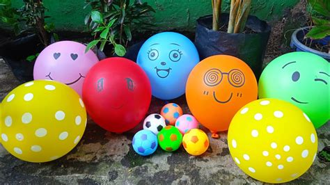 Menemukan Dan Mengumpulkan Bola Sepak Warna Warni Meletuskan Balon Balon Warna Warni Bebek