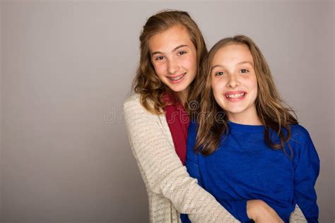 Deux Jeunes Filles Jouant Dans Leur Chambre Photo Stock Image Du