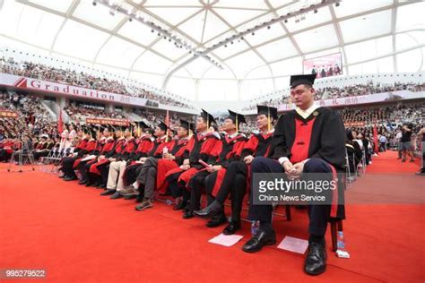 Yao Ming Graduates From Shanghai Jiao Tong University Photos And Premium High Res Pictures