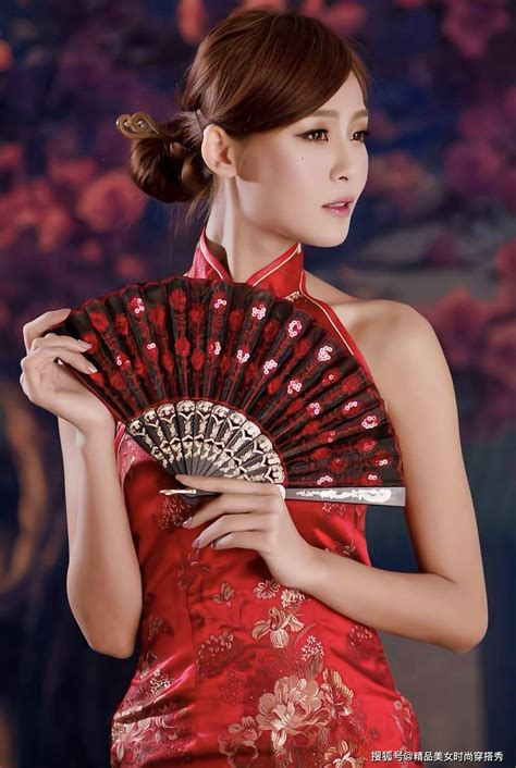 红色刺绣旗袍优雅又有气质充分展现了东方女性美 搜狐大视野 搜狐新闻