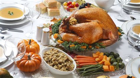 what is in a traditional thanksgiving dinner