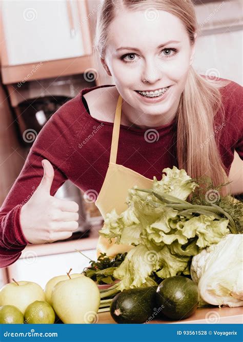 Mulher Na Cozinha Que Tem Muitos Vegetais Verdes Foto De Stock Imagem De Frondoso Clorofila