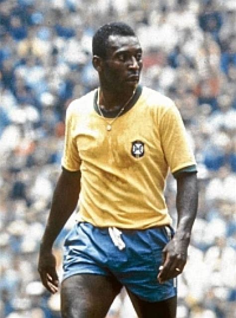 Pele The Great Number 10 May Be The Greatest Ever Bobby Charlton Pelé Leyendas De Futbol