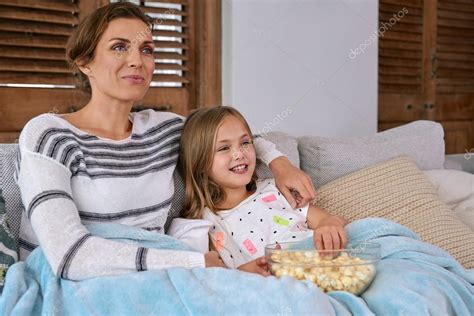 Madre E Hija Viendo Películas Y Comiendo Palomitas De Maíz — Foto De