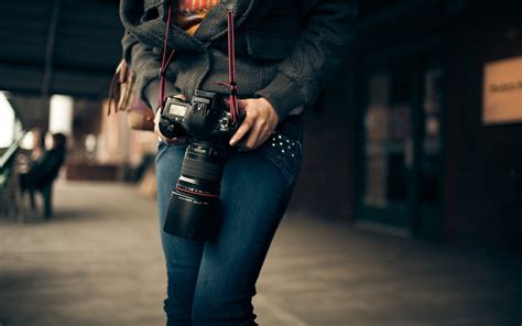 Девушка фотограф с профессиональным фотоаппаратом Canon обои для