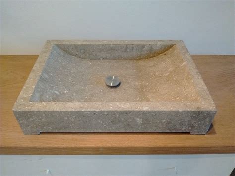 Questo lavandino ovale, in pietra naturale del fiume, sarà un'aggiunta elegante per qualsiasi stanza da bagno o toilette. Lavandino bagno in pietra grigia, Tay