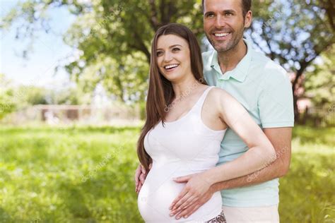 Mujer Embarazada Con Esposo — Foto De Stock © Gpointstudio 52519399