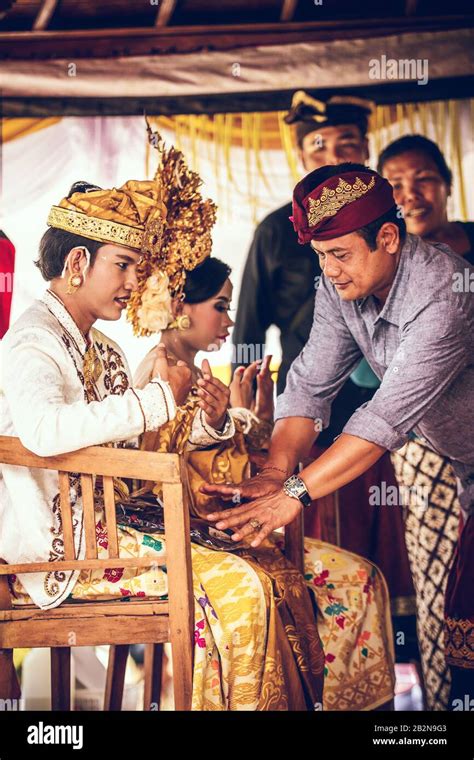 Bali Indonesia April 13 2018 Newlyweds On Balinese Wedding