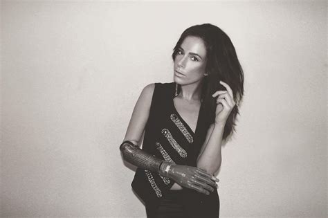 Model With Bionic Arm Will Walk At New York Fashion Week Mirror Online