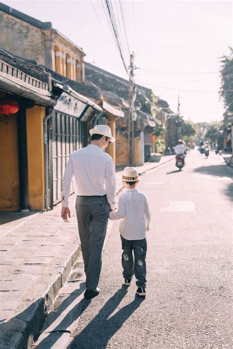 Imagen De Padre Hijo Caminando Ciudad Puerto Rico Foto Gratis