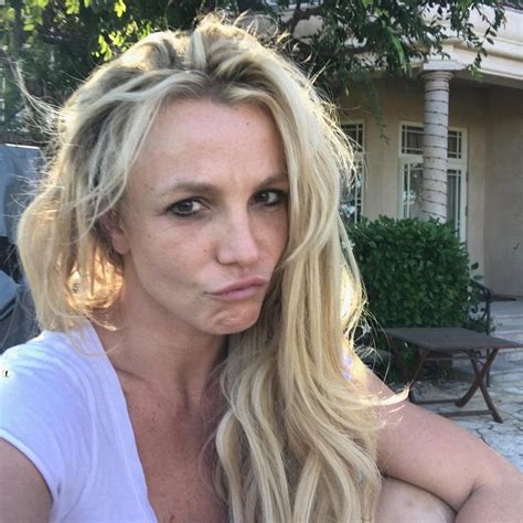 Britney Spears Shares Make Up Free Selfies This Is The Real Me Woman
