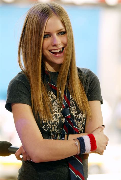 11 Avril Lavigne Trends Die Wir Alle Versucht In Den Frühen 2000er Jahren Zu Kopieren Fotos